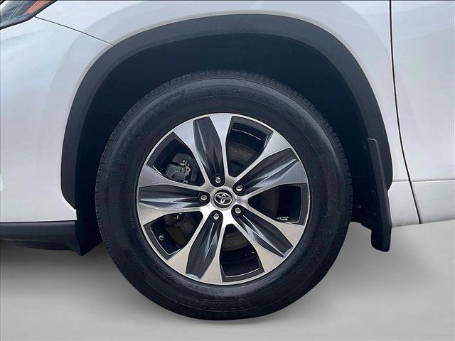 Used 2024 Toyota Highlander XLE FWD image 8