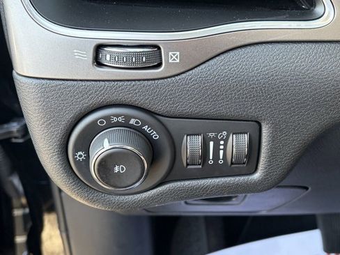 Used 2021 Jeep Cherokee Latitude Plus w/ Sun & Sound Group image 27