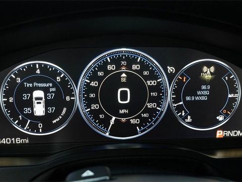 Used 2015 Cadillac Escalade Luxury image 3