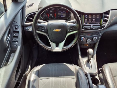 Used 2020 Chevrolet Trax LT w/ LT Convenience Package image 11