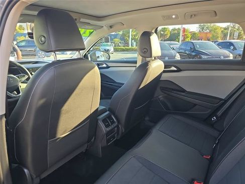Used 2023 Volkswagen Taos SE w/ Panoramic Sunroof Package FWD image 8