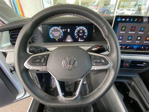 Certified 2025 Volkswagen Tiguan SE w/ Panoramic Sunroof Package AWD/4WD image 29