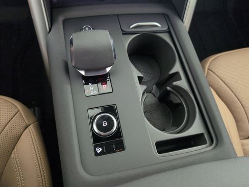 Used 2025 Land Rover Discovery Dynamic SE image 17