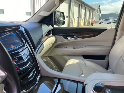 Used 2019 Cadillac Escalade Luxury w/ LPO, Radiant Package AWD/4WD image 16