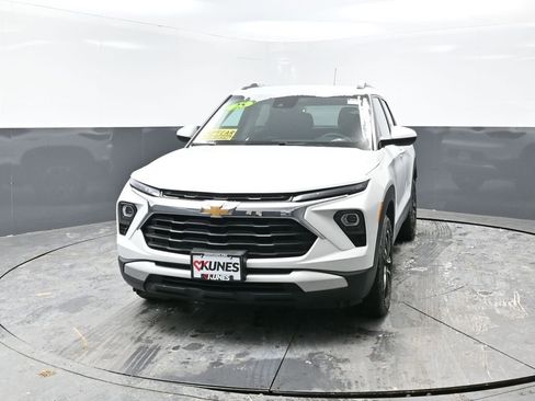 Used 2025 Chevrolet TrailBlazer LT w/ Driver Confidence Package image 8