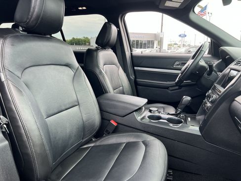 Used 2018 Ford Explorer XLT w/ Equipment Group 202A AWD/4WD image 28