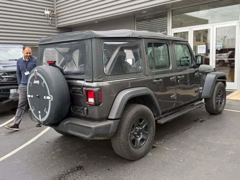 Used 2018 Jeep Wrangler Unlimited Sport AWD/4WD image 3