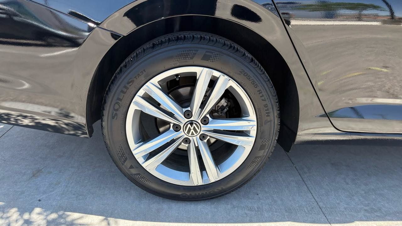 Used 2024 Volkswagen Jetta SE FWD image 3