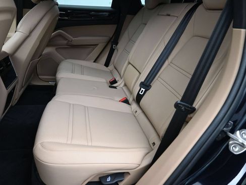 Certified 2023 Porsche Cayenne AWD/4WD image 14
