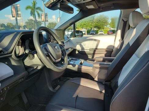 Used 2026 Toyota Sienna XSE FWD image 19