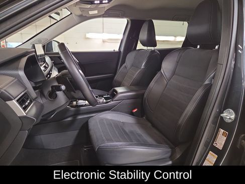 Used 2025 Mitsubishi Outlander SE image 10