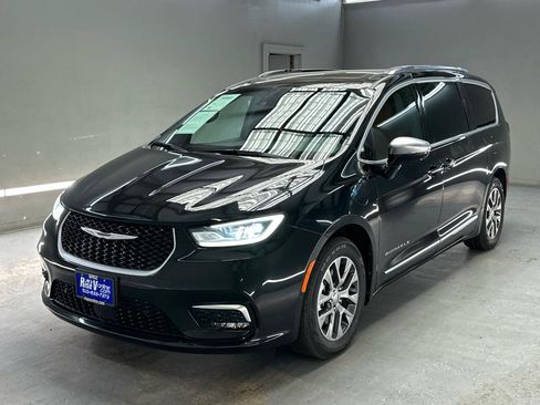 Used 2023 Chrysler Pacifica Pinnacle FWD image 3
