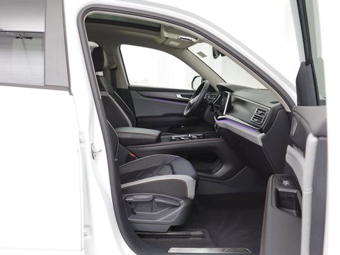 Used 2025 Volkswagen Atlas Peak Edition SE image 18