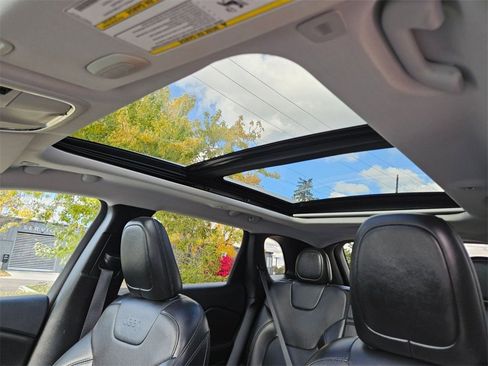 Used 2019 Jeep Cherokee Limited image 13