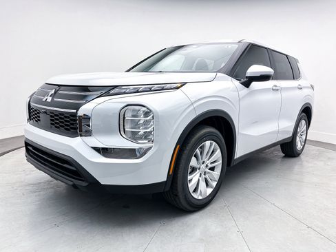 New 2025 Mitsubishi Outlander ES image 3