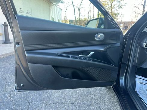 Used 2023 Hyundai Elantra SEL w/ Convenience Package image 9