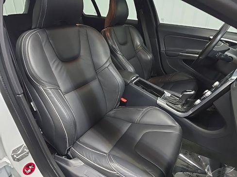 Used 2016 Volvo V60 T6 R-Design image 15