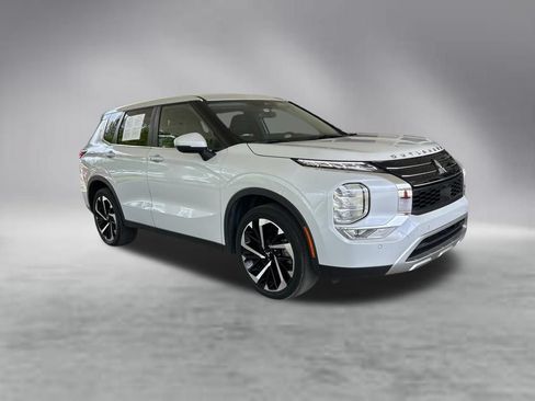 Used 2023 Mitsubishi Outlander SE FWD image 2