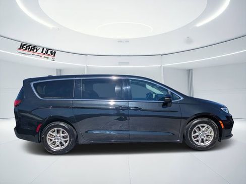 Used 2023 Chrysler Pacifica Touring-L image 2