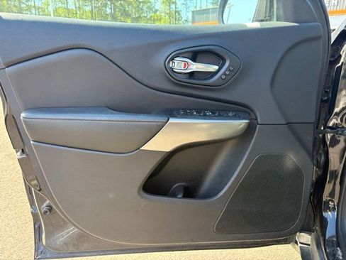 Used 2019 Jeep Cherokee Limited image 9