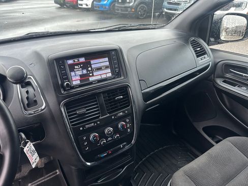 Used 2017 Dodge Grand Caravan SE image 14