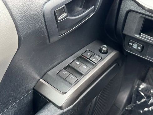 Certified 2018 Toyota Tacoma SR5 AWD/4WD image 30