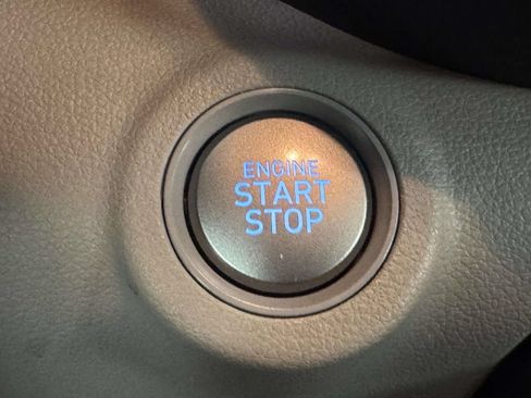 Used 2025 Hyundai Venue SEL FWD image 26