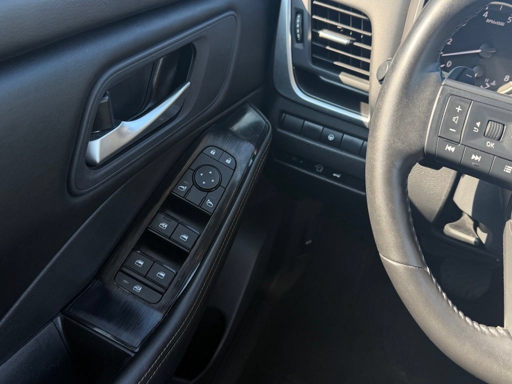 Used 2025 Nissan Rogue SV FWD image 23