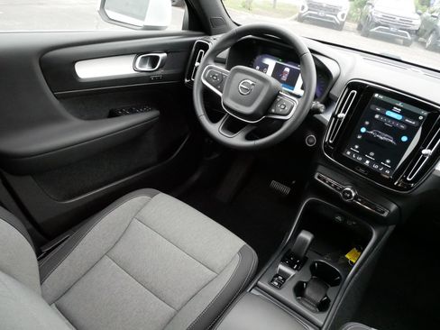 Used 2025 Volvo XC40 B5 Core AWD/4WD image 9