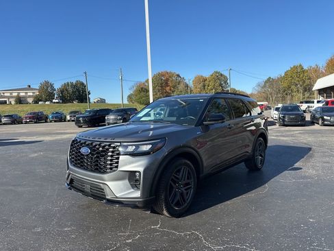Used 2025 Ford Explorer ST-Line w/ ST-Line Street Pack image 7