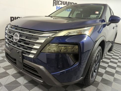 Used 2024 Nissan Rogue SV FWD image 1