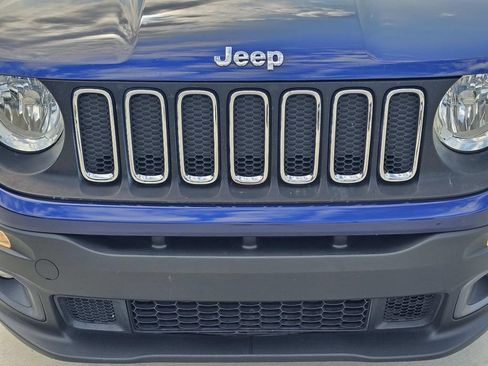 Used 2017 Jeep Renegade Latitude FWD image 3