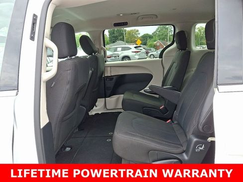 Used 2022 Chrysler Voyager LX image 10