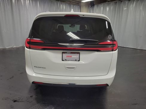 Used 2022 Chrysler Pacifica Touring-L image 7