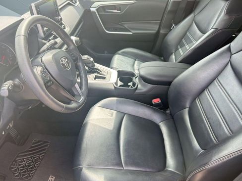 Used 2020 Toyota RAV4 XLE Premium FWD image 5