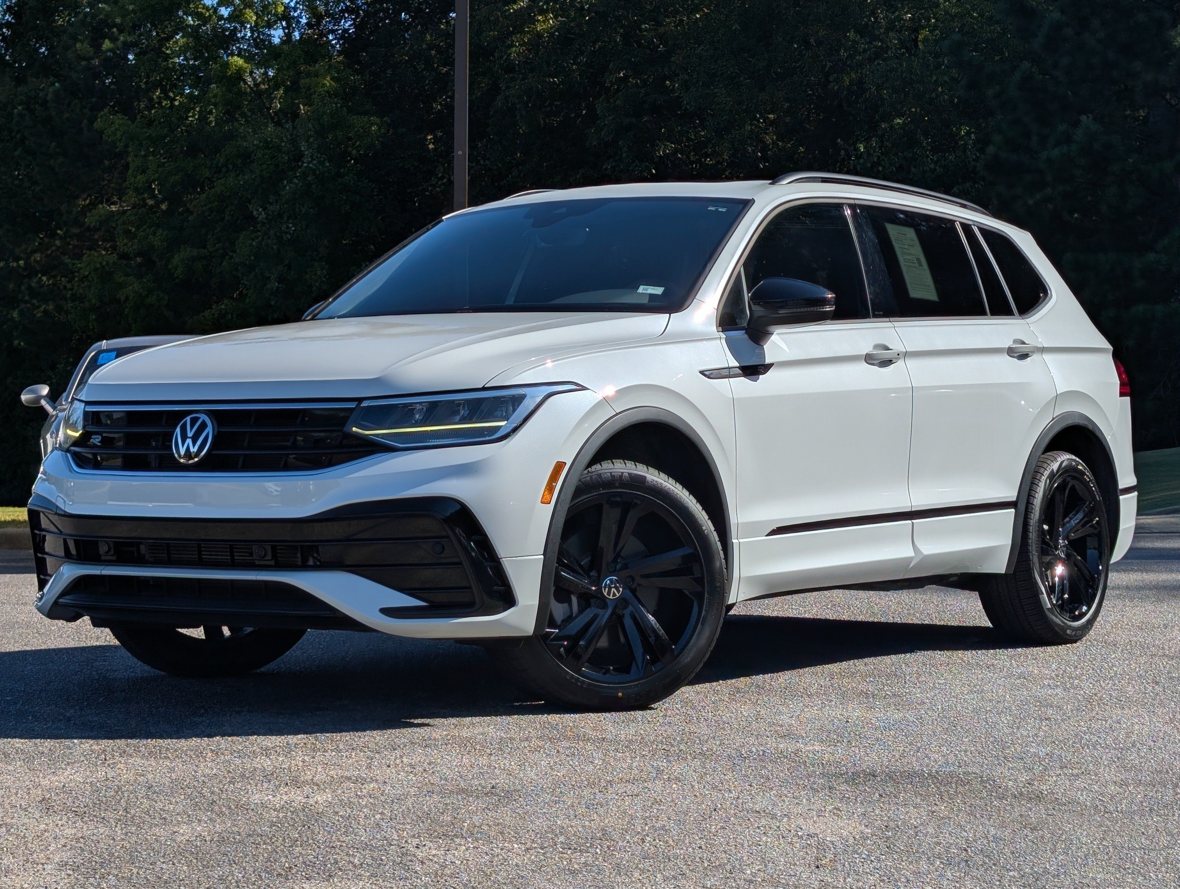 Used 2024 Volkswagen Tiguan SE R-Line FWD image 4