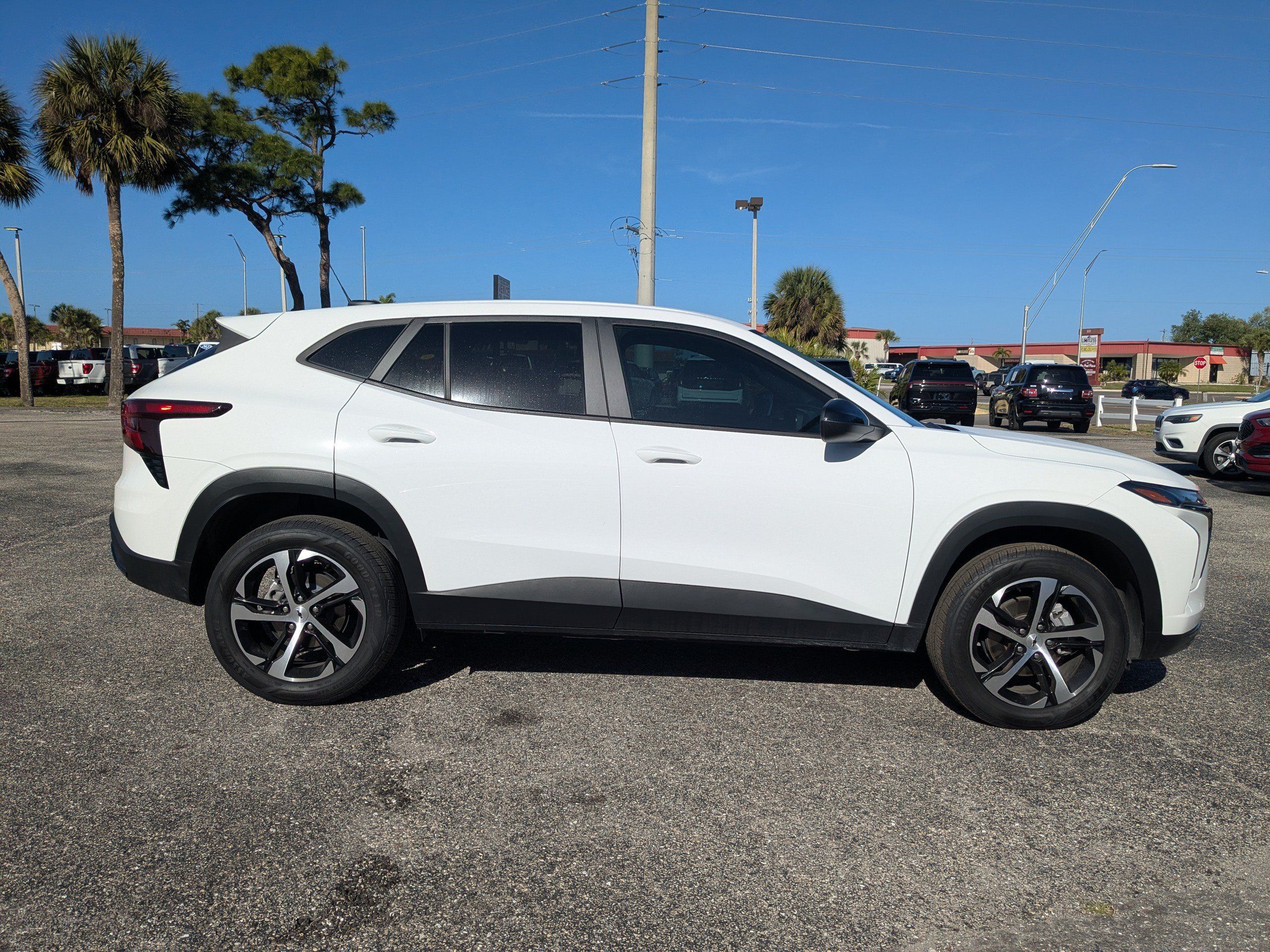 Used 2025 Chevrolet Trax RS w/ Driver Confidence Package FWD image 3