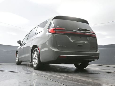 Used 2025 Chrysler Pacifica Select image 52