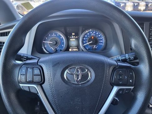 Used 2019 Toyota Sienna LE image 19