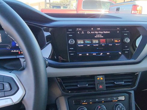 Used 2022 Volkswagen Taos SE w/ Panoramic Sunroof Package image 25