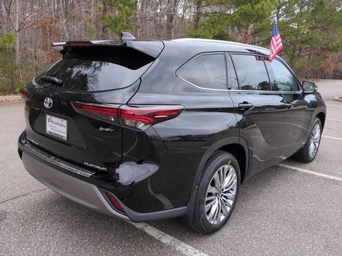 New 2026 Toyota Highlander Platinum image 4