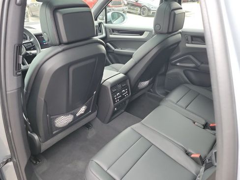 Used 2026 Porsche Cayenne AWD/4WD image 21
