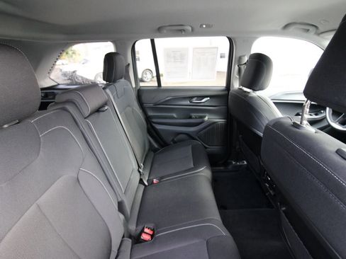 Used 2023 Jeep Grand Cherokee Laredo w/ Luxury Tech Group I AWD/4WD image 23