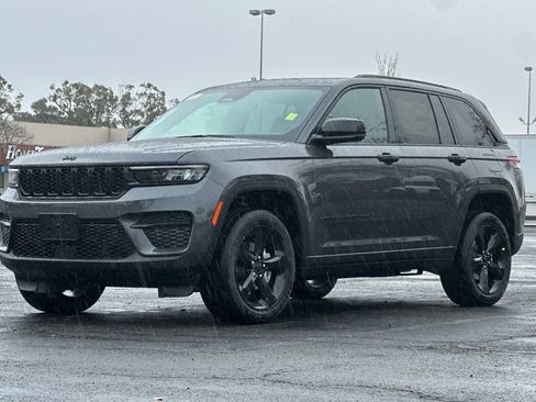 Used 2025 Jeep Grand Cherokee Altitude RWD image 7