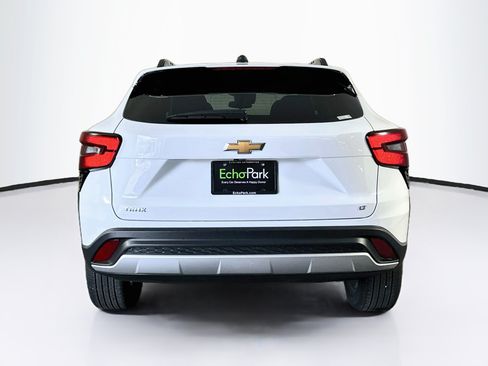 Used 2025 Chevrolet Trax LT FWD image 7