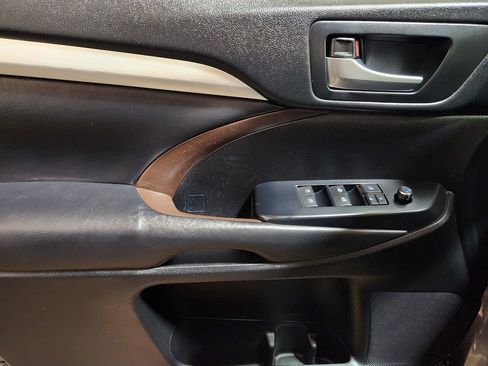 Used 2019 Toyota Highlander XLE FWD image 42