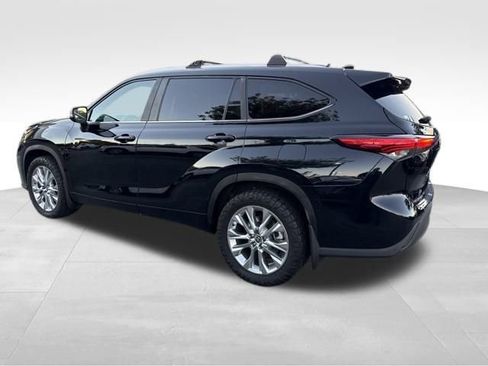 Used 2023 Toyota Highlander XLE image 3