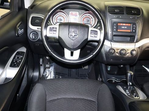 Used 2019 Dodge Journey SE w/ Connectivity Group FWD image 3