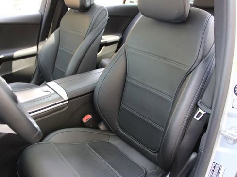Used 2023 Mercedes-Benz C 300 Sedan image 10
