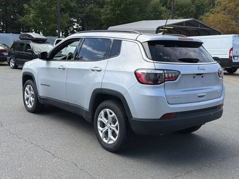Used 2024 Jeep Compass Latitude AWD/4WD image 3